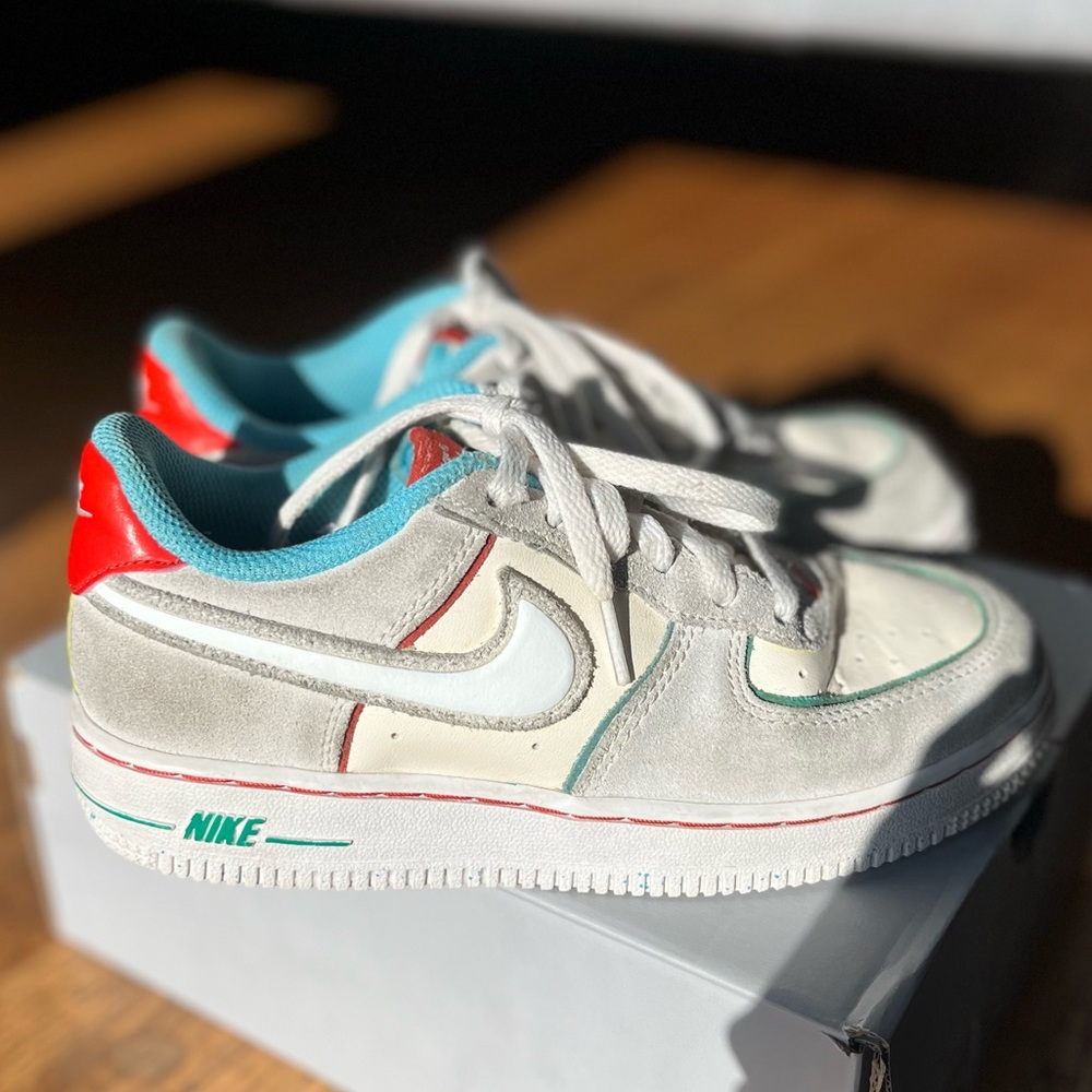 Nike Air Force 1 low LV8 Youth Size 2.5 in Excellent Condition 🤩